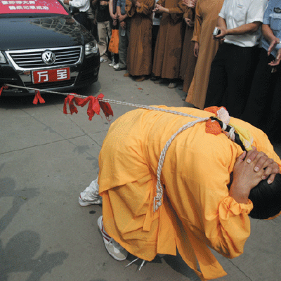 Μετακινούσε Αυροκίνητα με την Κοτσίδα της